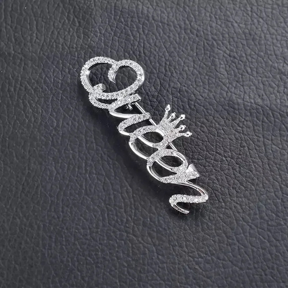 VQ Queen Sign Brooch - Picture 4 of 7